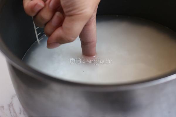 土豆焖饭的做法图解1