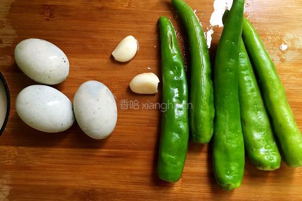 擂辣椒皮蛋的做法图解1
