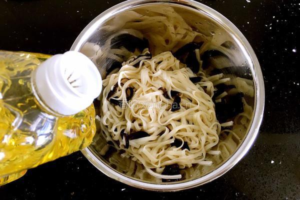 怪味鸡丝凉面的做法图解9
