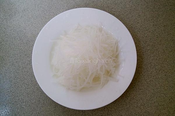 白萝卜丝煮鱼的做法图解2