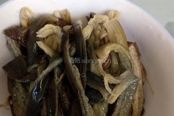 凉拌茄子的做法图解1