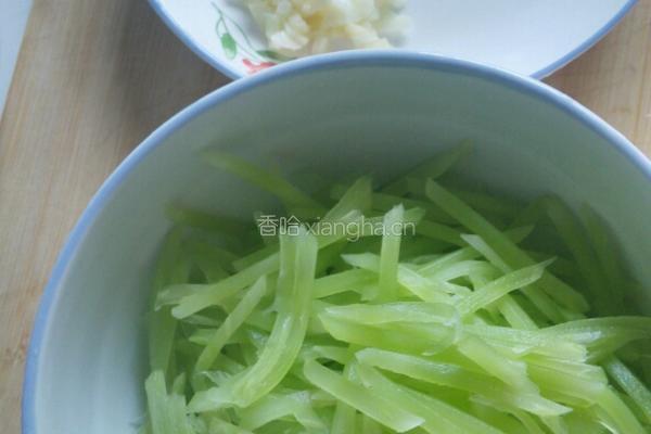 凉拌莴笋丝的做法图解2