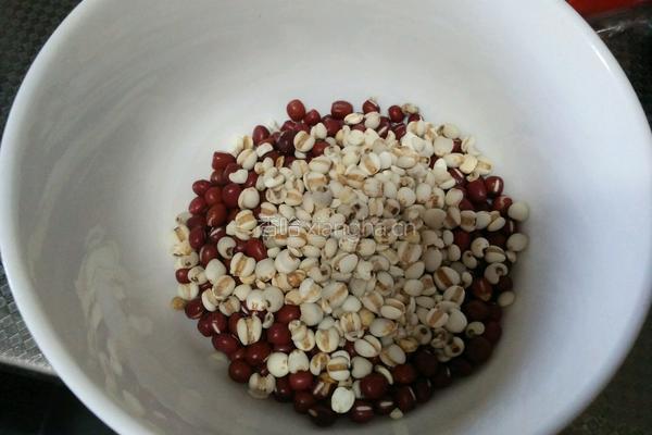 红豆薏米水的做法图解1