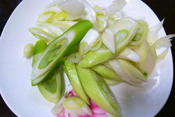大葱爆肉的做法图解2