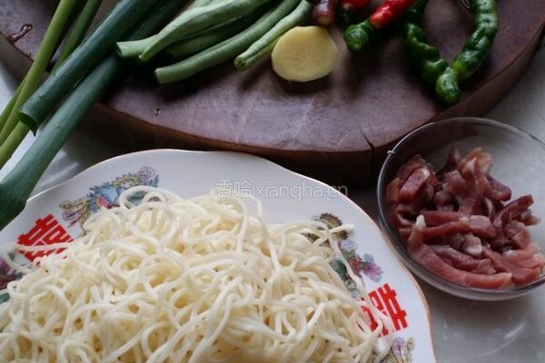 炒细面的做法图解1
