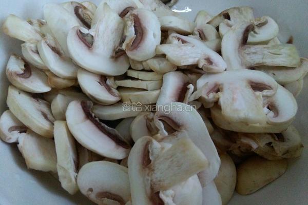 蘑菇炒肉的做法图解2