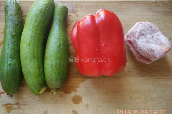 丝瓜彩椒炒肉的做法图解1
