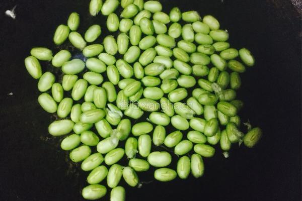 毛豆炒鸡蛋的做法图解2