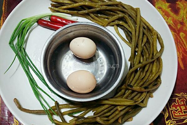 酸豆角炒鸡蛋的做法图解1