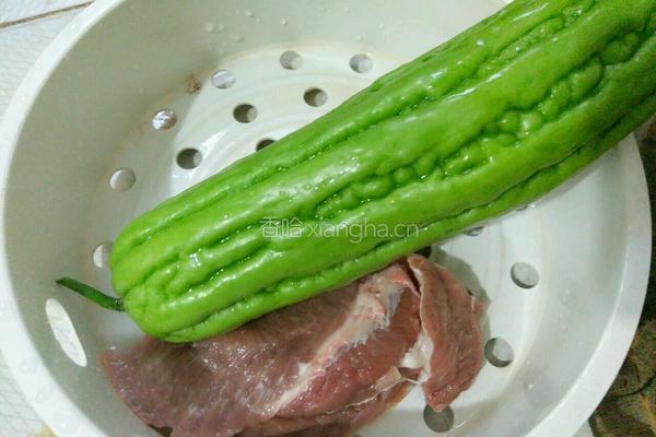 苦瓜瘦肉汤的做法图解1