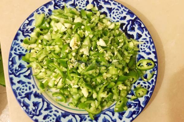 青椒炒毛豆的做法图解2