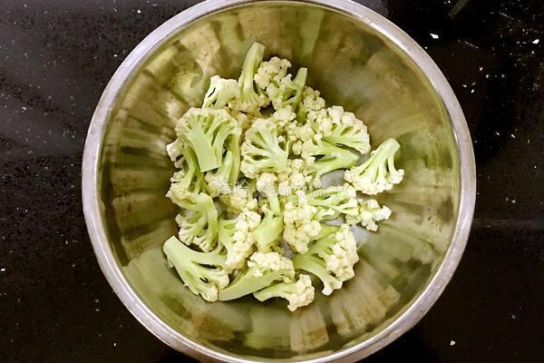 凉拌菜花木耳的做法图解2