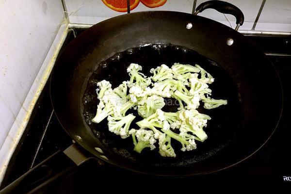 凉拌菜花木耳的做法图解3