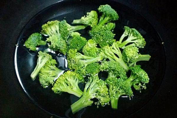 骨汤炖西兰花的做法图解2