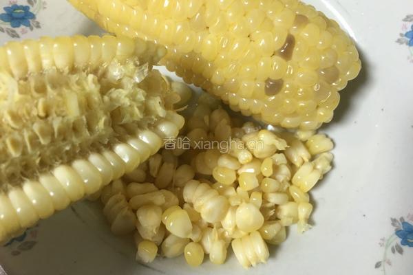 胡萝卜炒玉米的做法图解2