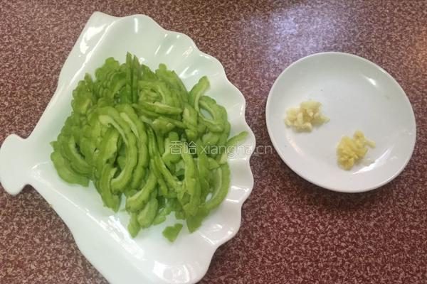 苦瓜炒牛肉的做法图解2