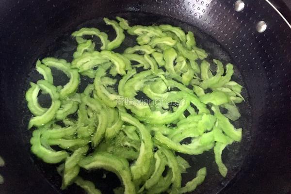 苦瓜炒牛肉的做法图解3
