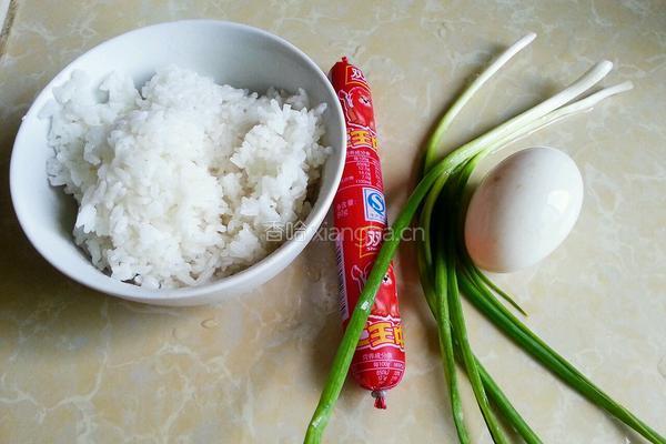 火腿肠炒饭的做法图解1