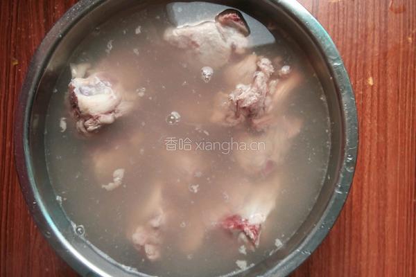 玉米排骨汤的做法图解2