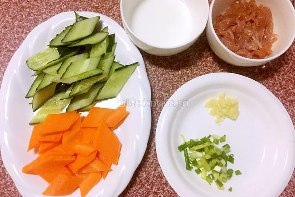 黄瓜肉片汤的做法图解1
