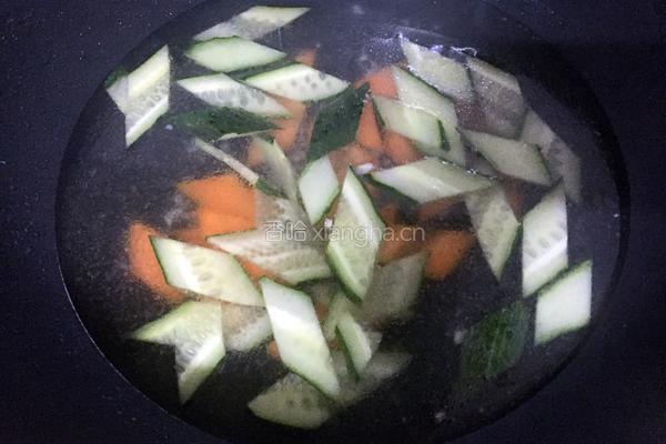 黄瓜肉片汤的做法图解4