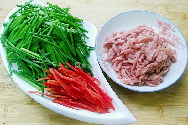 韭菜苔炒肉丝的做法图解2
