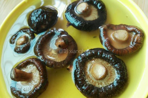 香菇烧鸡翅的做法图解1