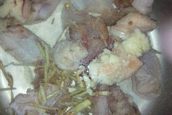 鸡骨架炖土豆的做法图解2