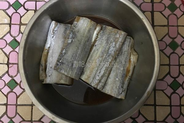 干炸带鱼的做法图解1