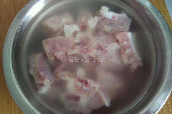 排骨烧土豆的做法图解1