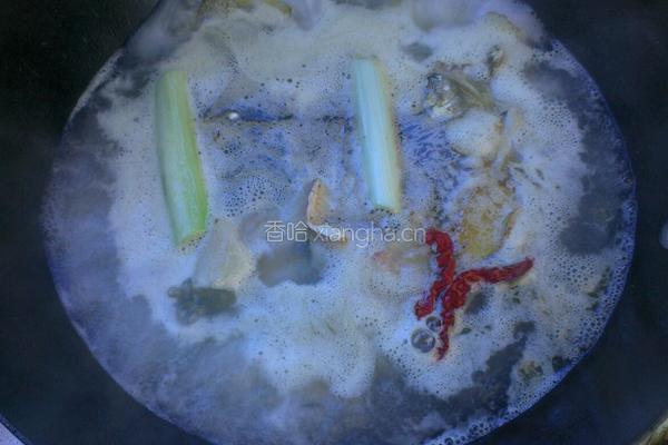 海鲜菇鱼头汤的做法图解4