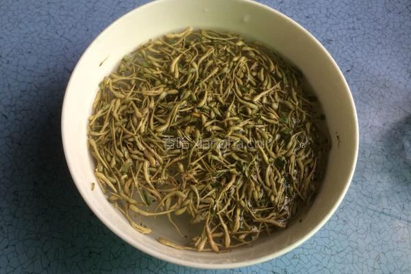 金银花水的做法图解2