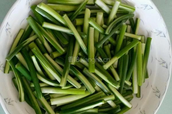 蒜苔炒鸡蛋的做法图解2