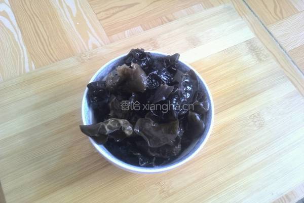 凉拌洋葱黑木耳的做法图解1