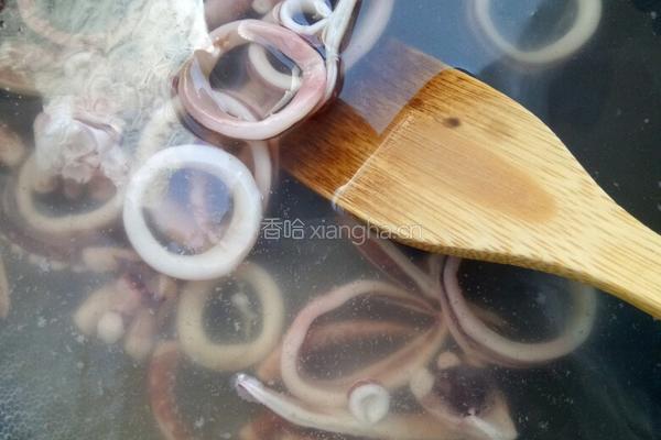 鱿鱼炒韭菜的做法图解1
