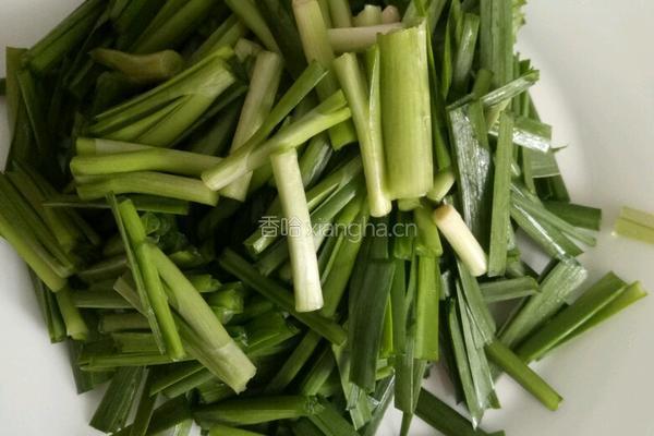 鱿鱼炒韭菜的做法图解2