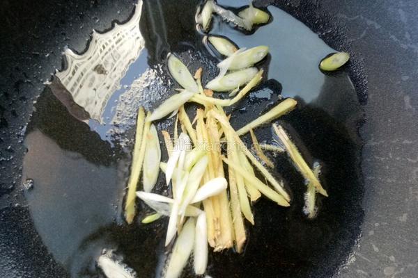 鱿鱼炒韭菜的做法图解4