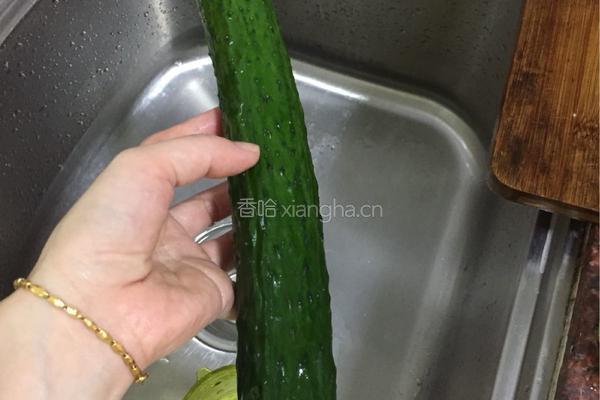 鲜榨青瓜汁的做法图解1
