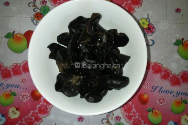 木耳炒西芹的做法图解1