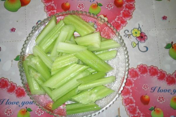 木耳炒西芹的做法图解2