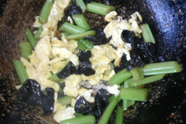 木耳炒西芹的做法图解11