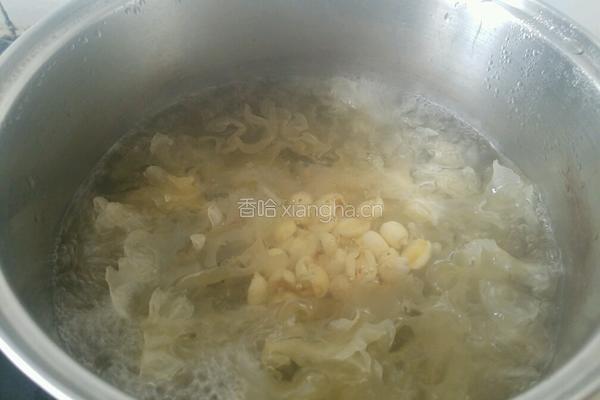 银耳莲子糖水的做法图解4