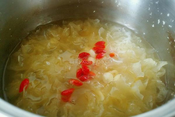 银耳莲子糖水的做法图解5
