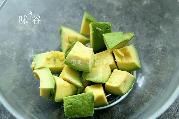 牛油果沙拉的做法图解3