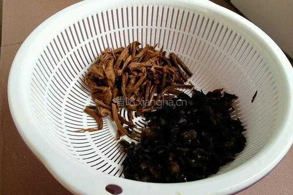 茶树菇烧木耳的做法图解3