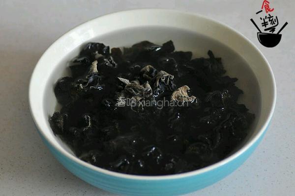凉拌云耳的做法图解1