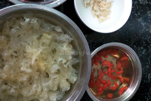 银耳羹的做法图解1