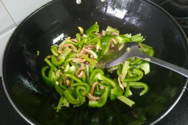 青椒炒墨鱼的做法图解5