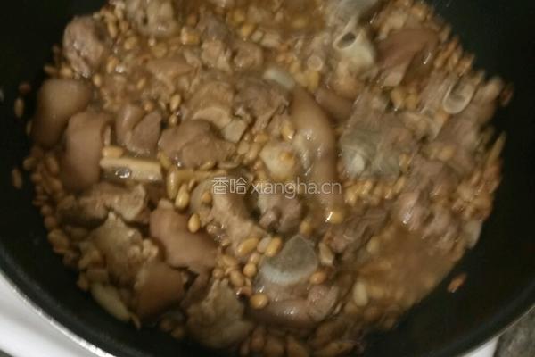 猪蹄炆黄豆的做法图解1