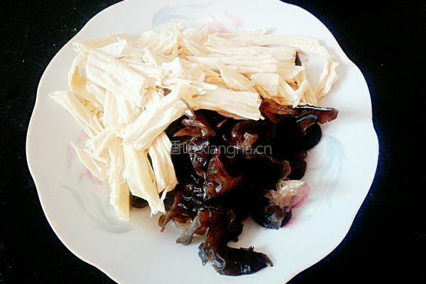 黑木耳炒腐竹的做法图解3